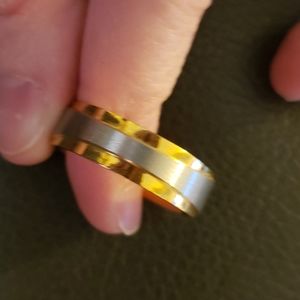 Jewelery Ring mens wedding band Gold Silver color. Ring has no no stamp.